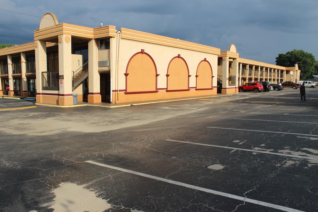 Tampa Inn Near Busch Gardens Exterior photo