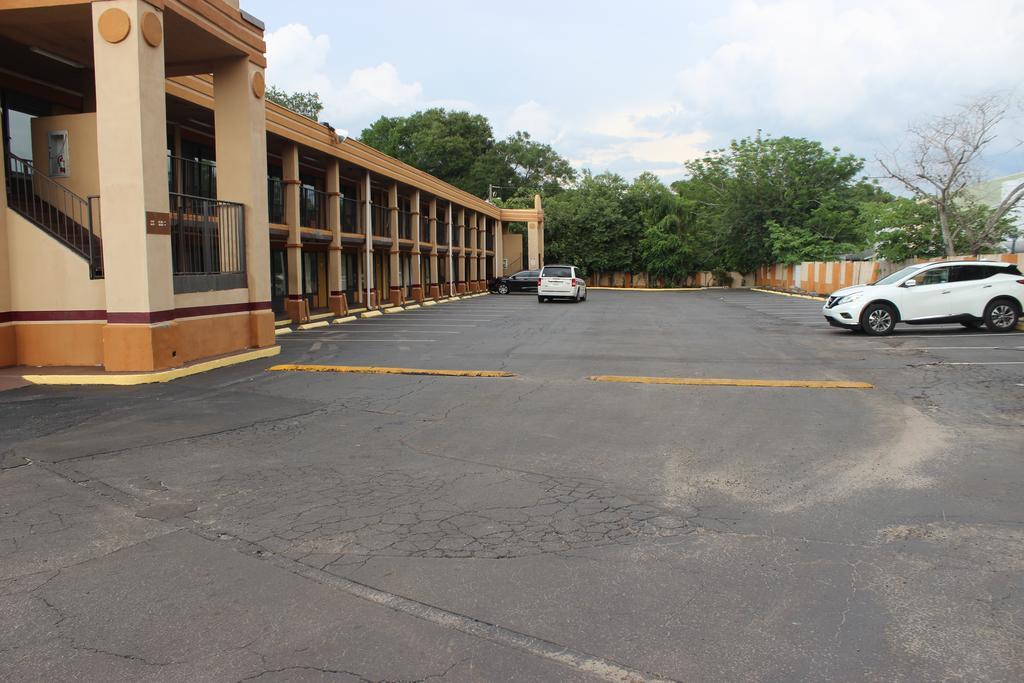 Tampa Inn Near Busch Gardens Exterior photo