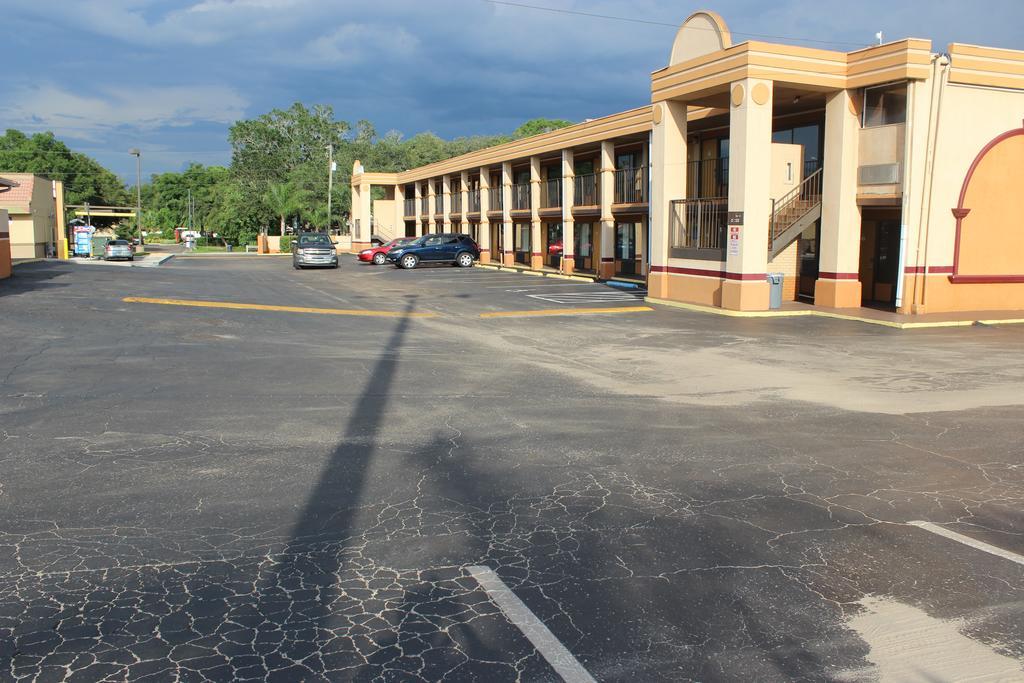 Tampa Inn Near Busch Gardens Exterior photo