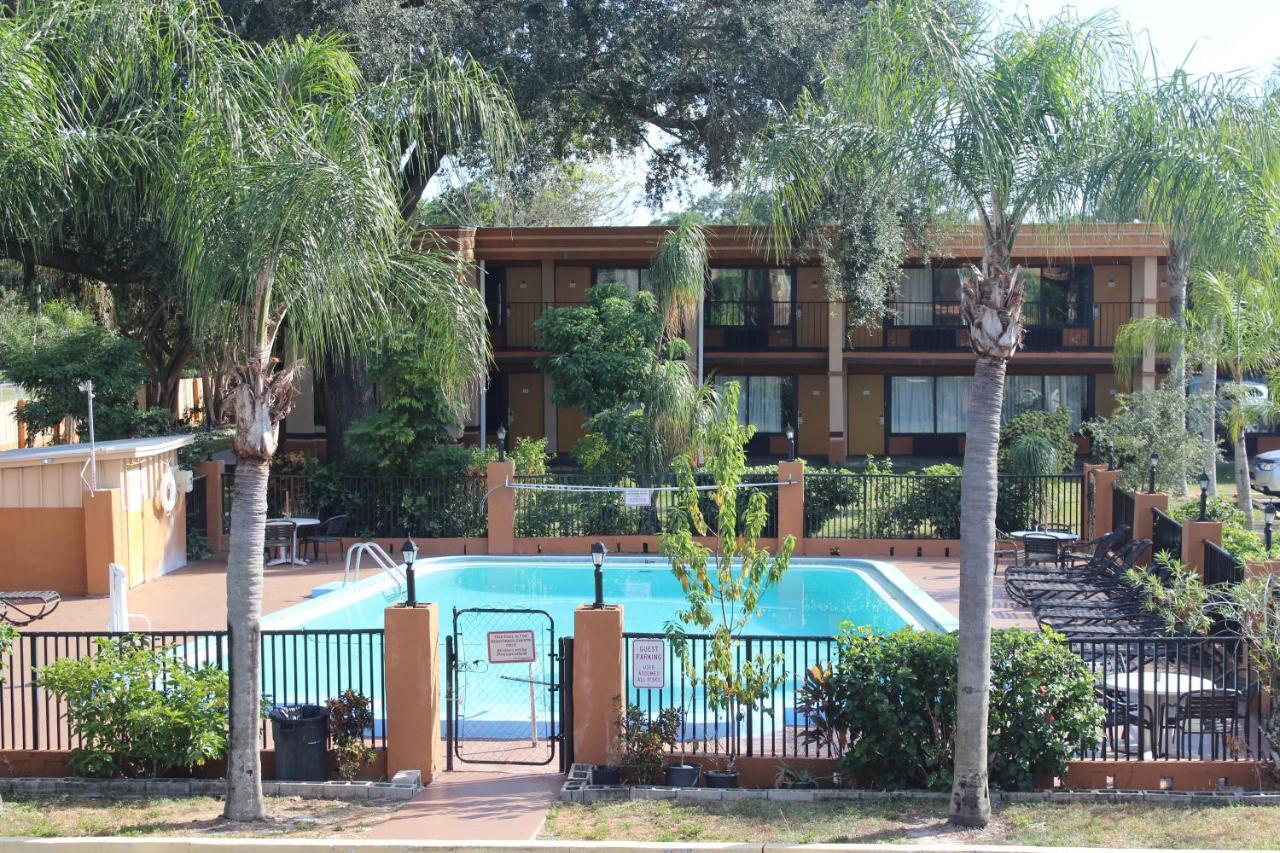 Tampa Inn Near Busch Gardens Exterior photo